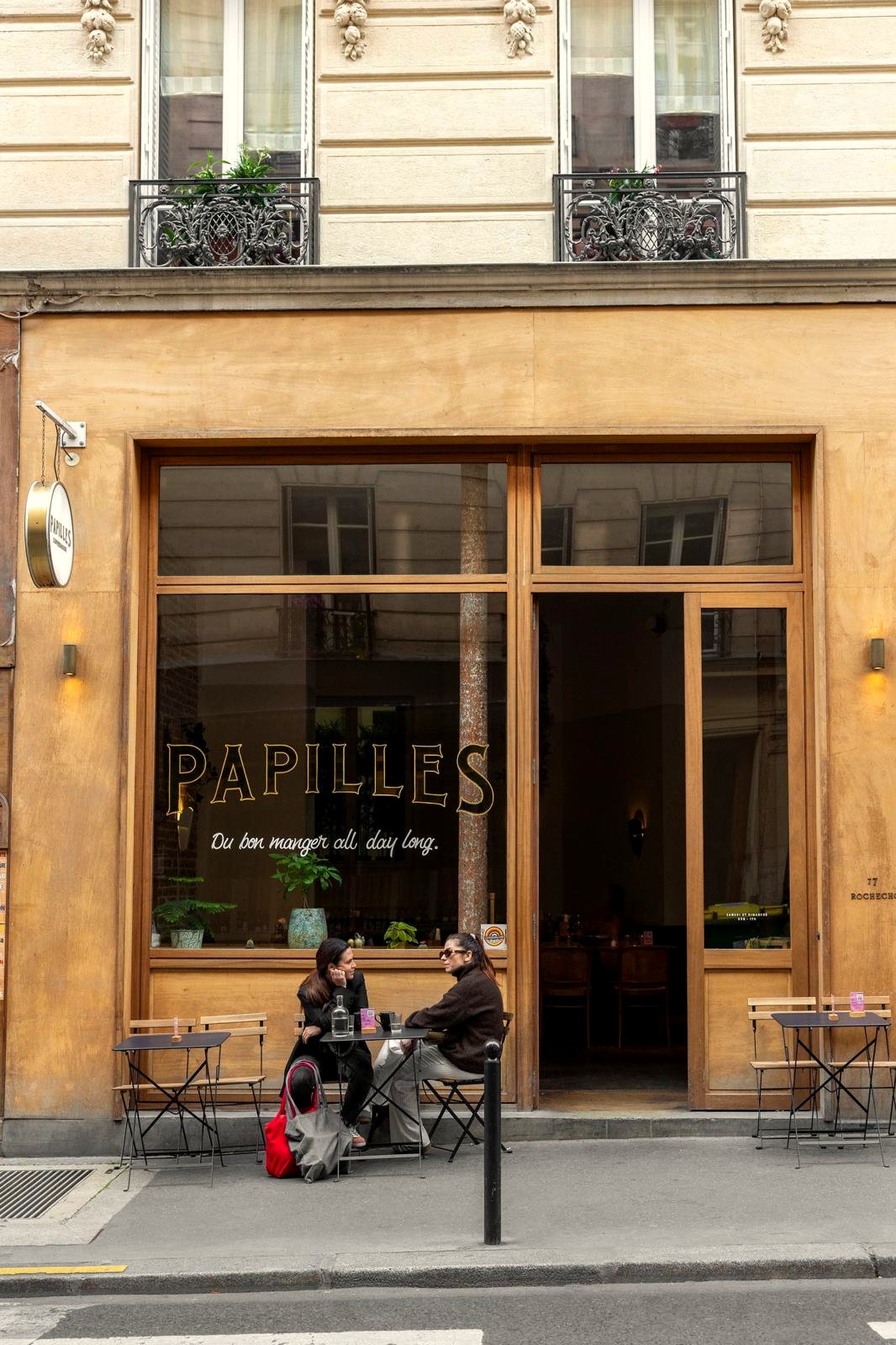 La devanture de Papilles et sa terrasse, 77 rue de Rochechouart à Paris