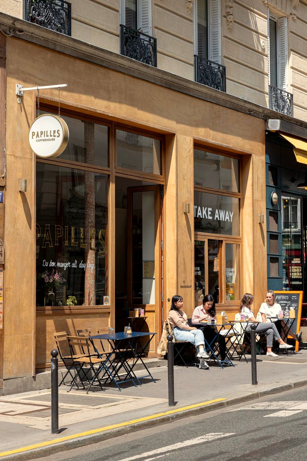 La terrasse de Papilles au soleil, rue de Rochechouart, au pied de Montmartre