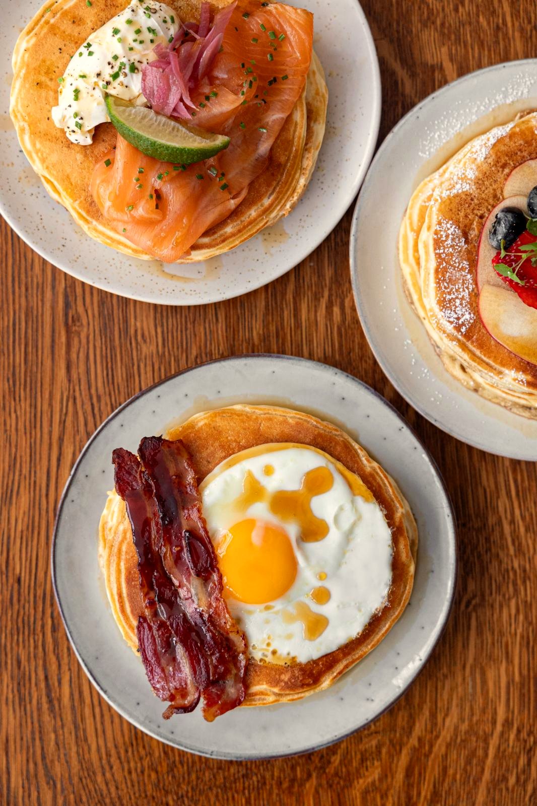 Trois assiettes de pancakes chez Papilles : saumon, fruits frais, bacon et œuf au plat